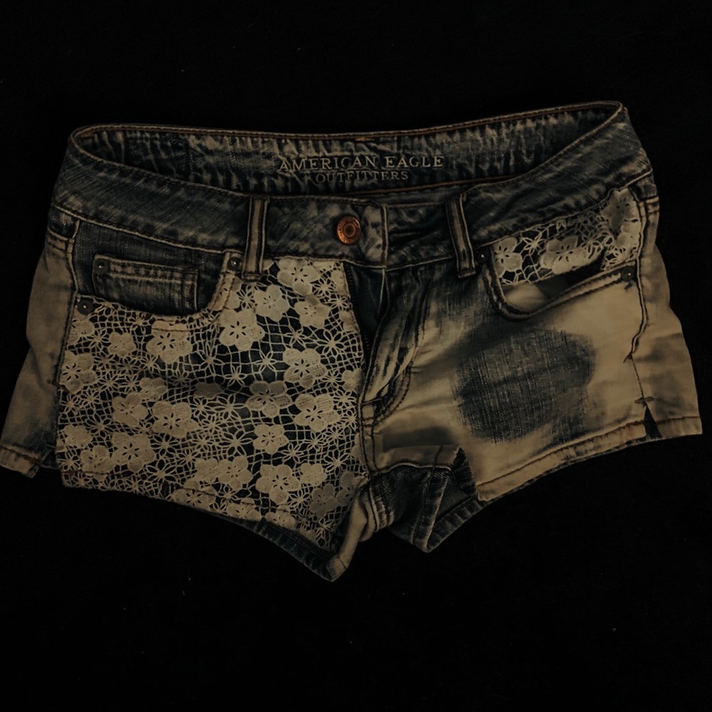 AE DENIM SHORTS W/ LACE DETAILING